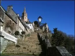 Dans quel dpartement se situe la ville de Lannion, o vous pourrez monter  l'glise de Brlvenez en empruntant un rude escalier ?