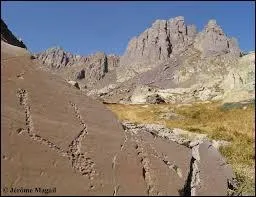 Comment s'appelle ce site au sein du Mercantour o se trouvent de nombreux signes rupestres ?