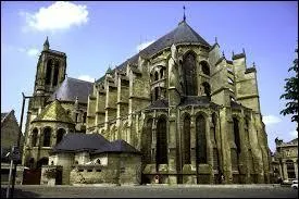 Comment se nomme la cathdrale de Soissons, belle construction gothique ?