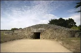 Quelle est cette commune du Morbihan trs riche en vestiges mgalithiques dont l'un est surnomm  la Table des Marchands  ?