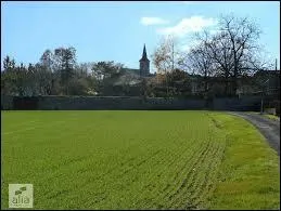 Nous voyons au loin le village picto-charentais de Loulay. Nous sommes dans le dpartement ...
