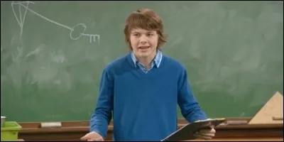 Dans "Mr. Young", Adam Young est un jeune prodige qui est dipl&ocirc;m&eacute; de l'Universit&eacute; et veut devenir professeur mais personne ne le respecte &agrave; cause de son &acirc;ge. Quel &acirc;ge a-t-il ?