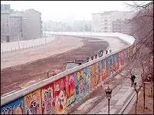 Le mur de Berlin est-il l'un des symboles majeurs de la guerre froide ?