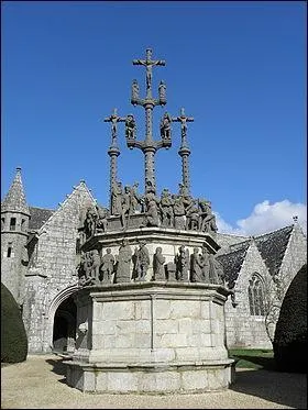 On trouve souvent ce genre de monument en Bretagne (en photo, celui de Plougonven). Comment cela s'appelle-t-il ?