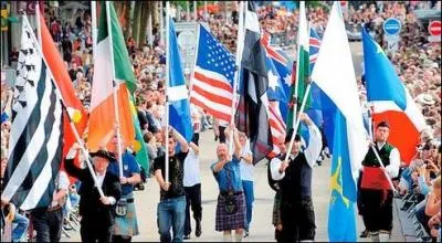 J'aurais pu vous poser une question sur le festival interceltique bien sûr... Mais j'ai préféré vous demander le surnom que l'on donne aux joueurs de l'équipe de foot de Lorient.