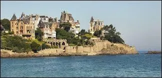 Comment se nomme cette station balnéaire qui fait face à Saint-Malo sur l'estuaire de la Rance ?