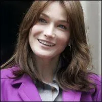 Top model des annes 1990, chanteuse : 'Quelqu'un m'a dit' !