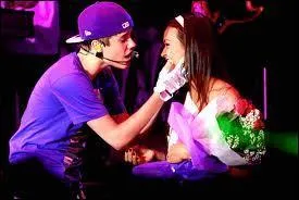Quelle est la tradition de la chanson  One Less Lonely Girl  dans un concert de Justin ?