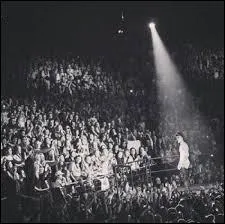 Comment s'appelle la fille qui a fait croire  tout le monde qu'elle tait enceinte de Justin ?