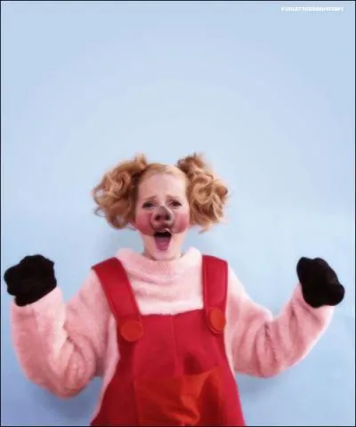 Que fait Ludmila sur l'image ?