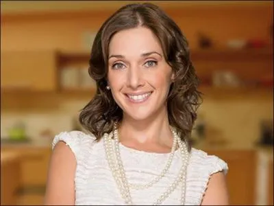 Comment s'appelle l'actrice engage par Jade et Mathias ?