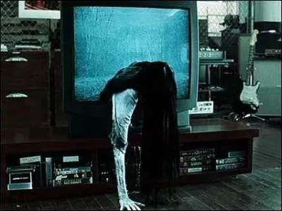 Nous sommes  l'poque des cassettes-vido, et il en est une qui produit un effet bizarre, vitez de la regarder, ne serait-ce que quelques secondes, elle peut vous entraner dans un puits sans fond !