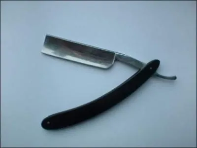 Chaque matin, il se rase de ----------.