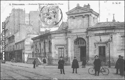 La mairie est situe --------- du bureau de poste.