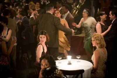 Qui a ramen Mikael en ville, en 1919, trahissant profondment Klaus ?