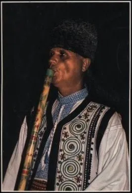 Voici le caval, au son trs doux et grave, qui est l'objet d'une lgende typique des contres carpatiques : c'est l'histoire d'un berger musicien endormi...