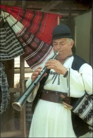 Le nom du taragot viendrait du hongrois  trksp  ou  flte turque  : il fut introduit puis interdit, sur le continent, par les Ottomans. Pourquoi ?