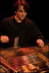 Le  tsambal  (ou cymbalum, sur la photo), issu du santour perse, fut jou  la cour du Grand Drogman de Valachie au XVIIIe sicle...