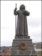 Qui est reprsent sur cette statue qui est situe  Nuuk, la capitale ?