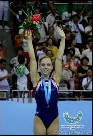 En comptition, qui la gymnaste doit-elle saluer ?