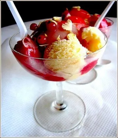 Ce dessert, compos d'une demi-pche poche dans un sirop vanill et accompagne de glace  la vanille et de coulis de framboise, fut cr en 1894 par Escoffier. En l'honneur de quelle cantatrice fut-il ainsi nomm ?