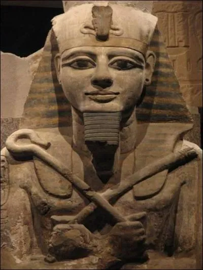 Il y a plus de 3 000 ans le pharaon Ramss II rgnait sur l'Egypte. Il dirigea le pays pendant 67 ans. Il eut environ vingt femmes et cent enfants.