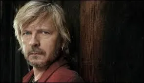 ''Je veux dédier ces quelques vers / Issus de mon dégoût des hommes / Et de leur morale guerrière / Car aucune femme sur la planète / Ne s'ra jamais plus CON que son frère / Ni plus fière, ni plus malhonnête / À part peut-être... ''