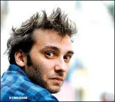 Complétez ces paroles de ''Jeune et CON'' de Damien Saez : ''Encore un jour se lève sur la planète -------------------'' .