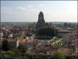 Je vous propose une visite de la ville de Saintes. Nous devons donc partir en rgion ...