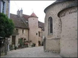 Nous dambulons dans les rues du village bourguignon de Buxy. Nous nous situons dans le dpartement ...