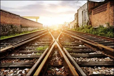 Dans ce quartier, la voie ferrée et l'avenue principale (se côtoyer) sur une longue distance.