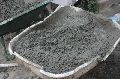 Il y a des brouettes de béton, l'apprenti les "déplacent" sans aucune difficulté.