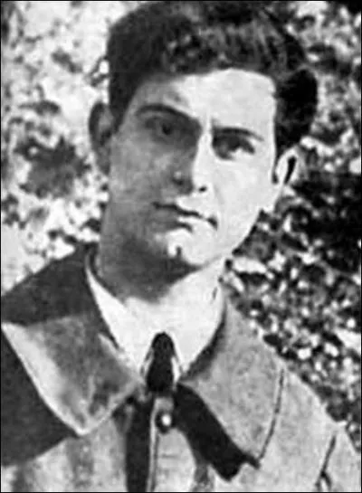 Le 24 Dcembre, un membre du gouvernement de Vichy est assassin. Il est remplac  la t^te de l'Afrique du nord par un gnral. Qui sont-ils ?
