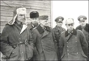 Le lendemain, le tout nouveau marchal Von Paulus, physiquement affaibli, ainsi que la totalit de son tat-major, sont dcouverts et se rendent aux Sovitiques. O ces derniers furent-il dcouverts ?