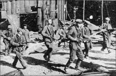 Manquant cruellement d'hommes capables de se battre, que dcide de faire l'Arme rouge pour combler ce manque dans l'attente d'ventuels renforts ?