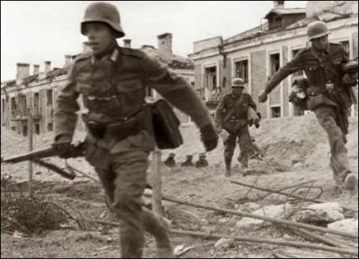 Malgr leurs nombreux succs sur les positions de l'arme sovitique, les Allemands, faute de moyens logistiques et de renforts, ne parviendront pas  exploiter leur avantage si bien qu'ils finiront par s'enliser dans Stalingrad. Combien de temps cet enlisement a-t-il dur et quelles en ont t les causes principales ?