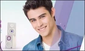 Qu'annonce Toms  Violetta avant de monter sur scne pour le spectacle de fin d'anne ?