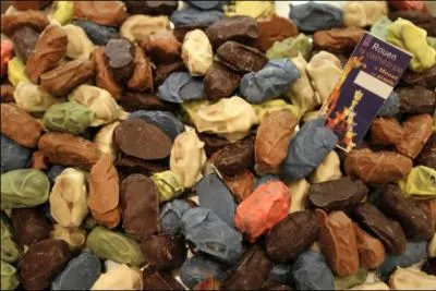 Liqueurs varies recouvertes de chocolat couleur. Ces 'Pixels' labors en hommage  Monet, sont une spcialit de :