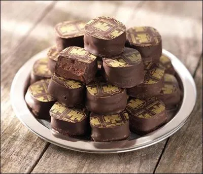 'Le Palet des Papes'. Chocolat noir et marc de :