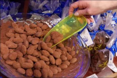 Amandes grilles, caramlises, enrobes de chocolat noir puis roules dans du cacao. Ces 'Larmes de Jeanne d'Arc' sont une spcialit :