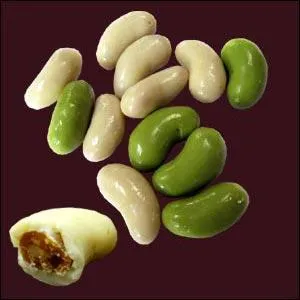 Haricots de nougatine enrobs de chocolat blanc ou vert. Ce sont les :