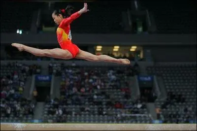 Cette gymnaste est :
