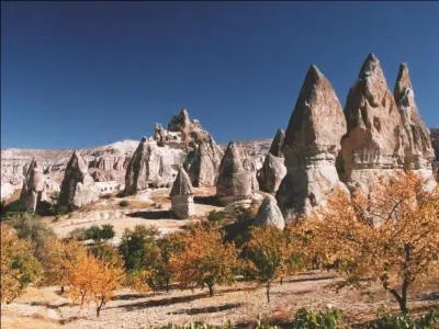 La photo reprsente des  chemines de fes , cnes couronns de pierres, elles se sont formes par des rosions diverses mais o les trouve-t-on ?