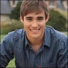 Dans la srie  Violetta , quel est son nom de famille ?