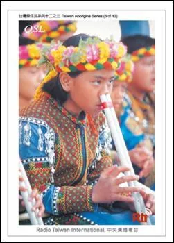 Non, vous ne rvez pas : cliquez sur la photo et vous verrez de prs que cette jeune fille joue de la flte de nez.