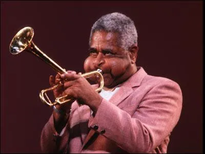 Ouf ! On dirait que Monsieur Dizzy Gillespie a un gros problme avec sa trompette tordue !