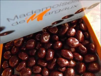 Grain de raisin blond macr dans du sirop de pche et d'abricot, enrob de chocolat noir ! Vous ne ferez pas de colliers avec ces ... du Mdoc !