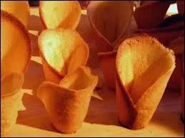 Toujours en Auvergne, cette ptisserie prsente sous la forme d'un biscuit roul en forme de corne bovine se nomme un cornet. C'est la spcialit de la ville de ...