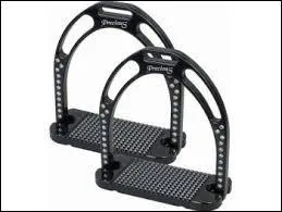 Dans quoi mettons-nous les pieds pour monter sur le cheval ?