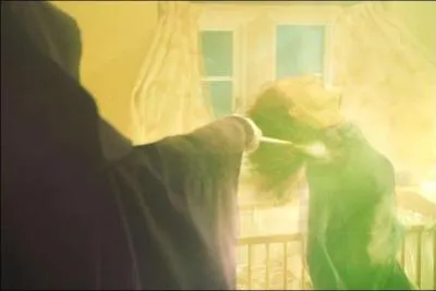 Lord Voldemort se prsente, cette fameuse nuit,  Godric's Hollow. Il tue James Potter et laisse une chance  Lily Potter de s'enfuir. Face  son refus, quelle formule magique, prononce par le Seigneur des Tnbres, met fin  la vie de la mre de Harry Potter ?